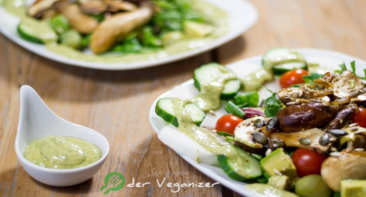 Warmer Salat mit Gartenkräuter-Dressing