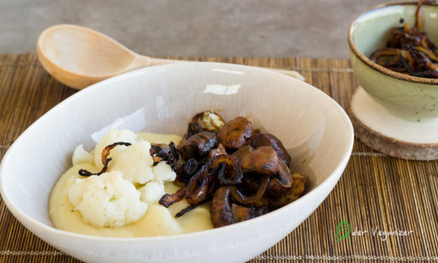 Blumenkohl-Kartoffelstampf mit Röstzwiebeln und Champignons